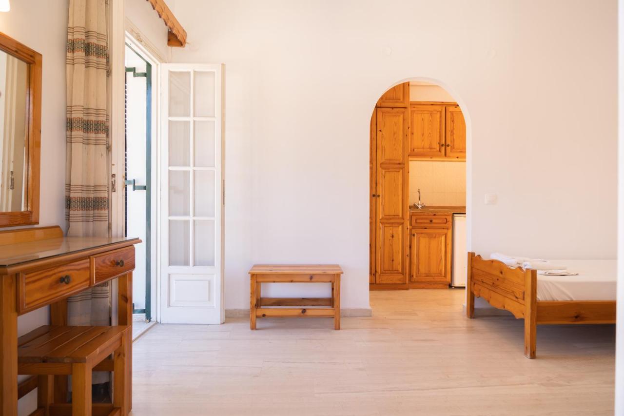 Athineos Apartment'S Дассия Экстерьер фото
